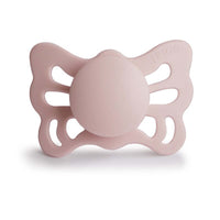 De speen butterfly anatomical silicone in de kleur blush van Frigg heeft een orthodontisch ontwerp, geschikt voor hitte en bijtende tandjes. Lijkt op een tepel met ventilatiegaten. In 2 maten. VanZus