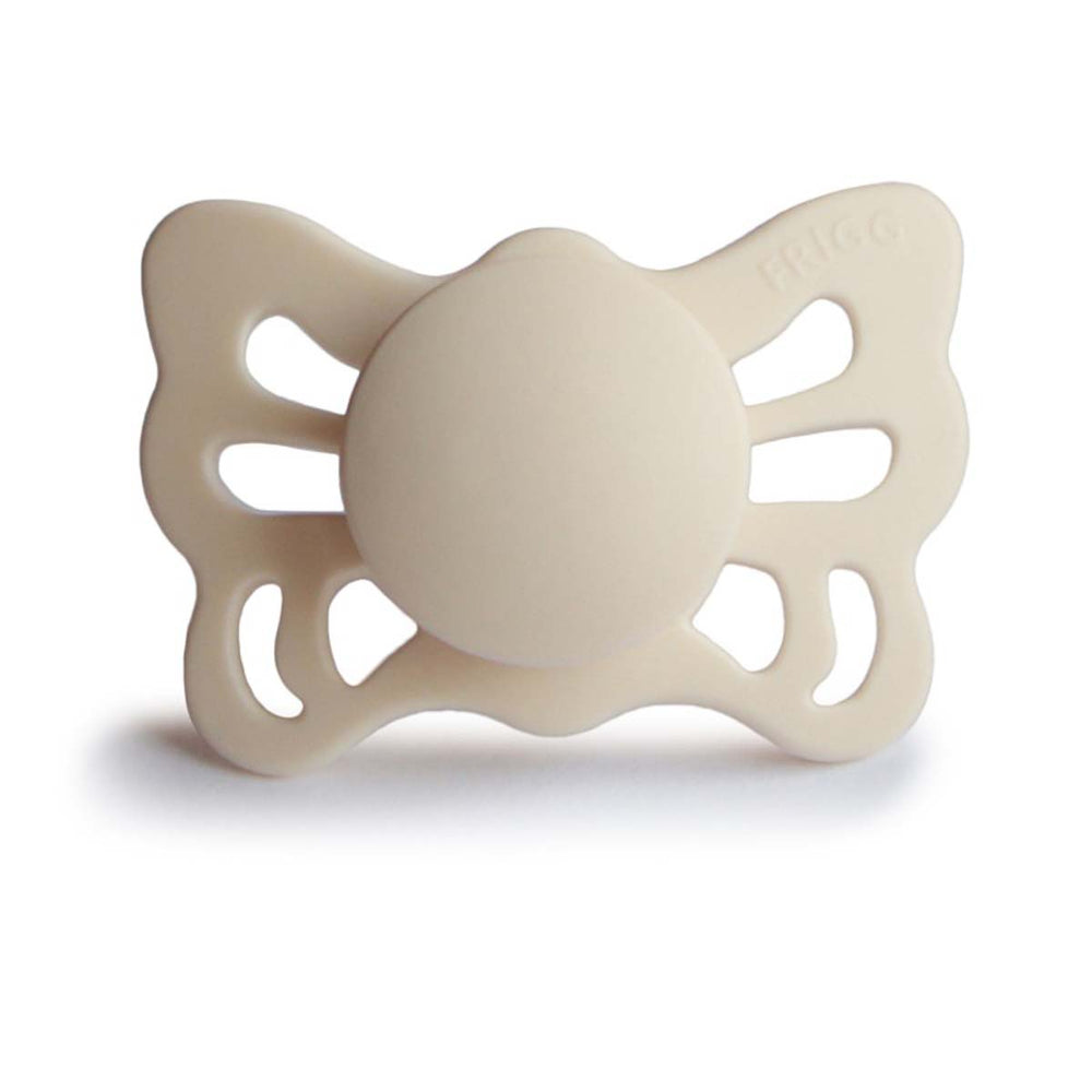 De speen butterfly anatomical silicone in de kleur cream van Frigg heeft een orthodontisch ontwerp, geschikt voor hitte en bijtende tandjes. Lijkt op een tepel met ventilatiegaten. In 2 maten. VanZus 