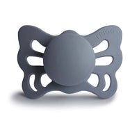 De speen butterfly anatomical silicone in de kleur great gray van Frigg heeft een orthodontisch ontwerp, geschikt voor hitte en bijtende tandjes. Lijkt op een tepel met ventilatiegaten. In 2 maten. VanZus 