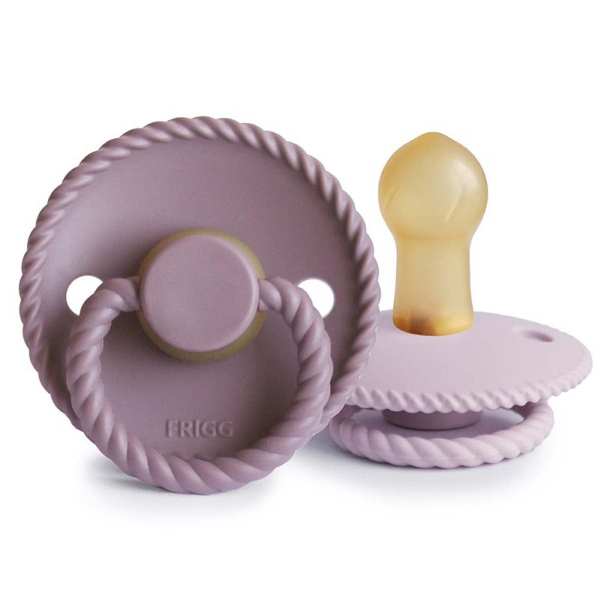 De speen rope latex in soft lilac van Frigg heeft een klassieke uitstraling en een decoratief koord. Veilig in gebruik en verkrijgbaar in 2 maten en verschillende kleuren. 100% vrij van BPA, PVC en ftalaten. VanZus