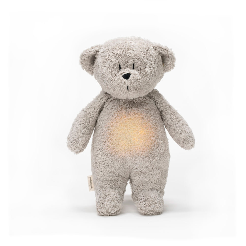 Deze fantastische humming bear lamp gray natur van het merk Moonie is ideaal voor kleintjes die lastig in slaap kunnen vallen. Deze lieve berenknuffel is namelijk voorzien van een lampje en produceert fijne en natuurlijk geluiden waarmee je kindje heerlijk in slaap kan vallen. VanZus