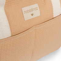 Deze handige waterproof Gala luiertas in de kleur nude van Nobodinoz is ruim genoeg om alle spulletjes voor jouw baby in op te bergen voor een dagje uit. VanZus