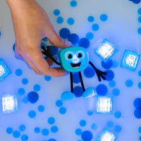 Glo Pals light-up badspeeltje characters Blair licht op bij contact met water. Kleur blauw, inclusief 2 blokjes. Voor veel waterplezier. Ook in andere varianten. VanZus