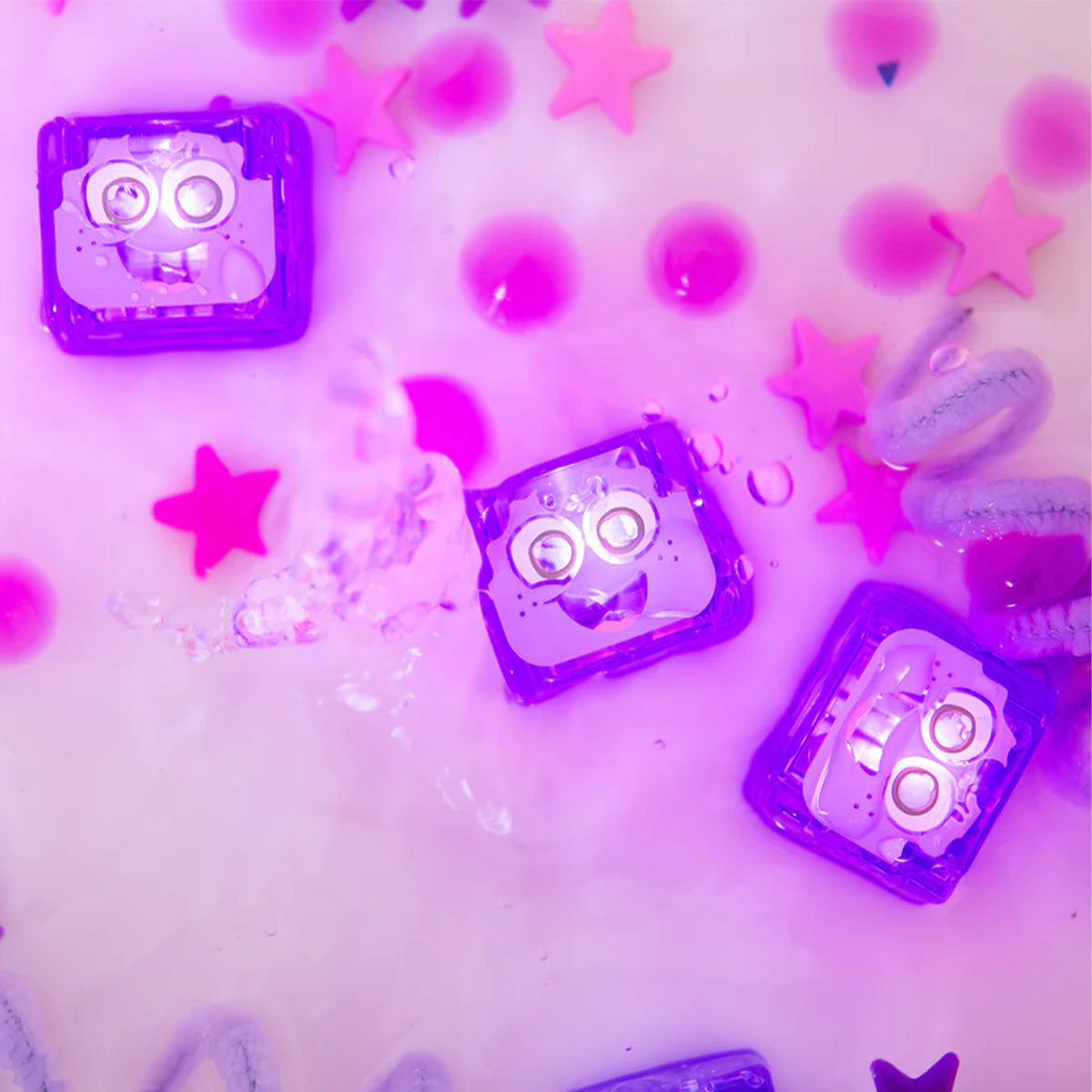 Glo Pals light-up cubes navulverpakking (4 stuks) van  characters Lumi. Het blokje licht op bij contact met water. Kleur paars. Voor veel waterplezier. Ook in andere varianten en leuk om te combineren. VanZus