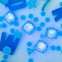 Glo Pals light-up cubes navulverpakking (4 stuks) van  characters Blair. Het blokje licht op bij contact met water. Kleur blauw. Voor veel waterplezier. Ook in andere varianten en leuk om te combineren. VanZus