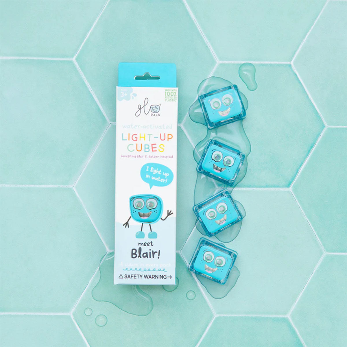 Glo Pals light-up cubes navulverpakking (4 stuks) van  characters Blair. Het blokje licht op bij contact met water. Kleur blauw. Voor veel waterplezier. Ook in andere varianten en leuk om te combineren. VanZus