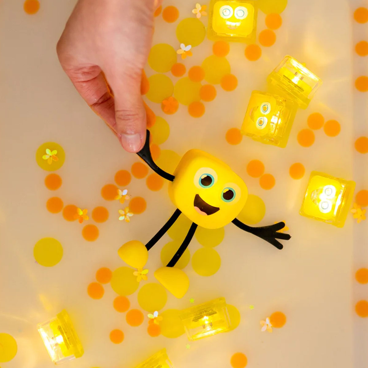 Glo Pals light-up badspeeltje characters Alex licht op bij contact met water. Kleur geel, inclusief 2 blokjes. Voor veel waterplezier. Ook in andere varianten. VanZus