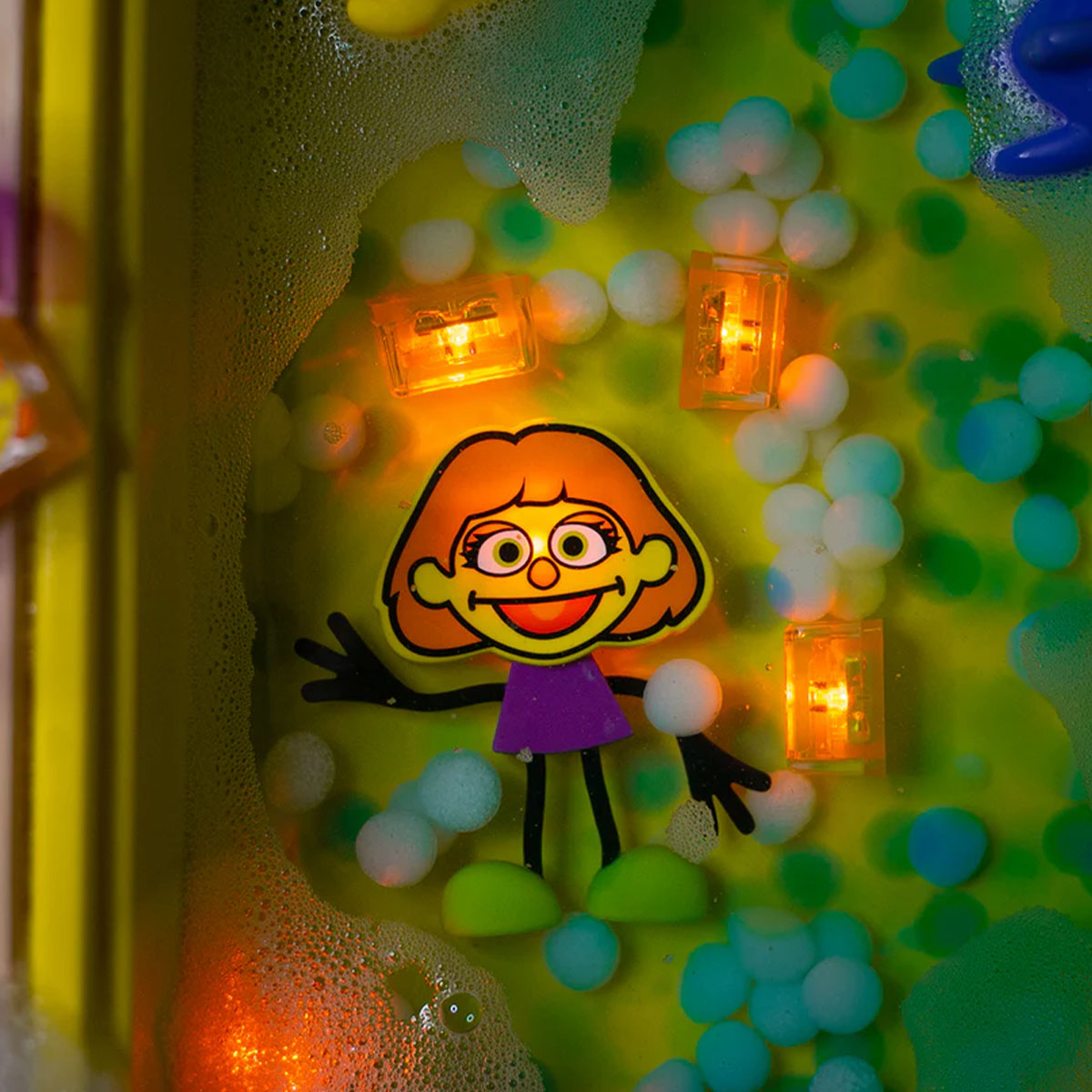 Glo Pals light-up badspeeltje characters Julia licht op bij contact met water. Kleur oranje, inclusief 2 blokjes. Voor veel waterplezier. Ook in andere varianten. VanZus