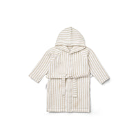 De zachte gestreepte badjas gray stripes crisp white/sandy van Liewood met bindriem en capuchon is een echte eyecatcher. Houdt jouw kindje droog, warm en comfortabel. Verkrijgbaar in verschillende maten. VanZus