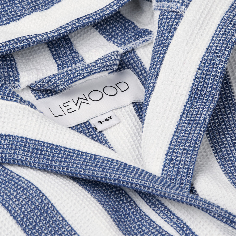 De zachte gestreepte badjas gray stripes surf blue/white van Liewood met bindriem en capuchon is een echte eyecatcher. Houdt jouw kindje droog, warm en comfortabel. Verkrijgbaar in verschillende maten. VanZus