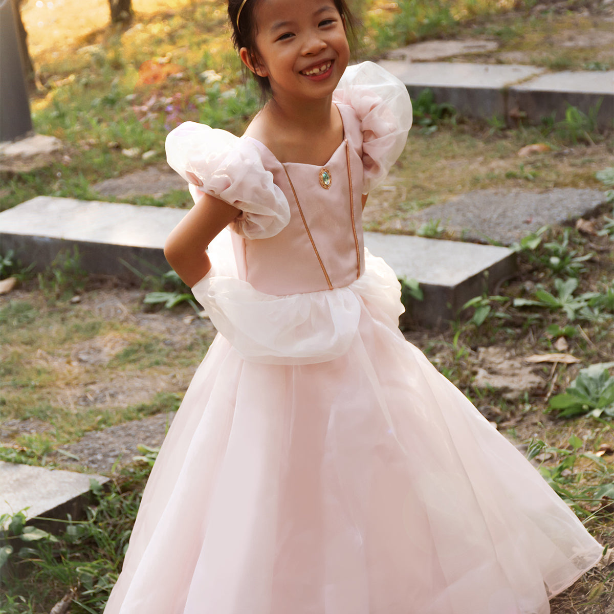 Deze prachtige antique prinsessenjurk van het leuke merk Great Pretenders tovert elke kleine meid om in een koninklijke prinses. Zodra je kindje deze mooie roze jurk aantrekt, kunnen de koninklijke avonturen beginnen. VanZus