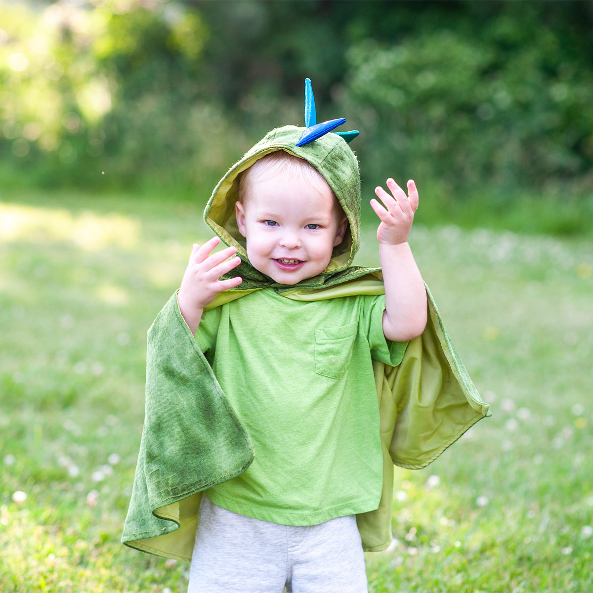 Rawr! Er komt een draak aan! Gelukkig hoeft niemand bang te zijn. Met deze babydraak cape van het merk Great Pretenders ziet je kindje er eigenlijk vooral heel schattig uit. Toch kan je kindje met deze leuke cape helemaal opgaan in zijn of haar fantasie en spannende avonturen beleven als stoere draak! VanZus