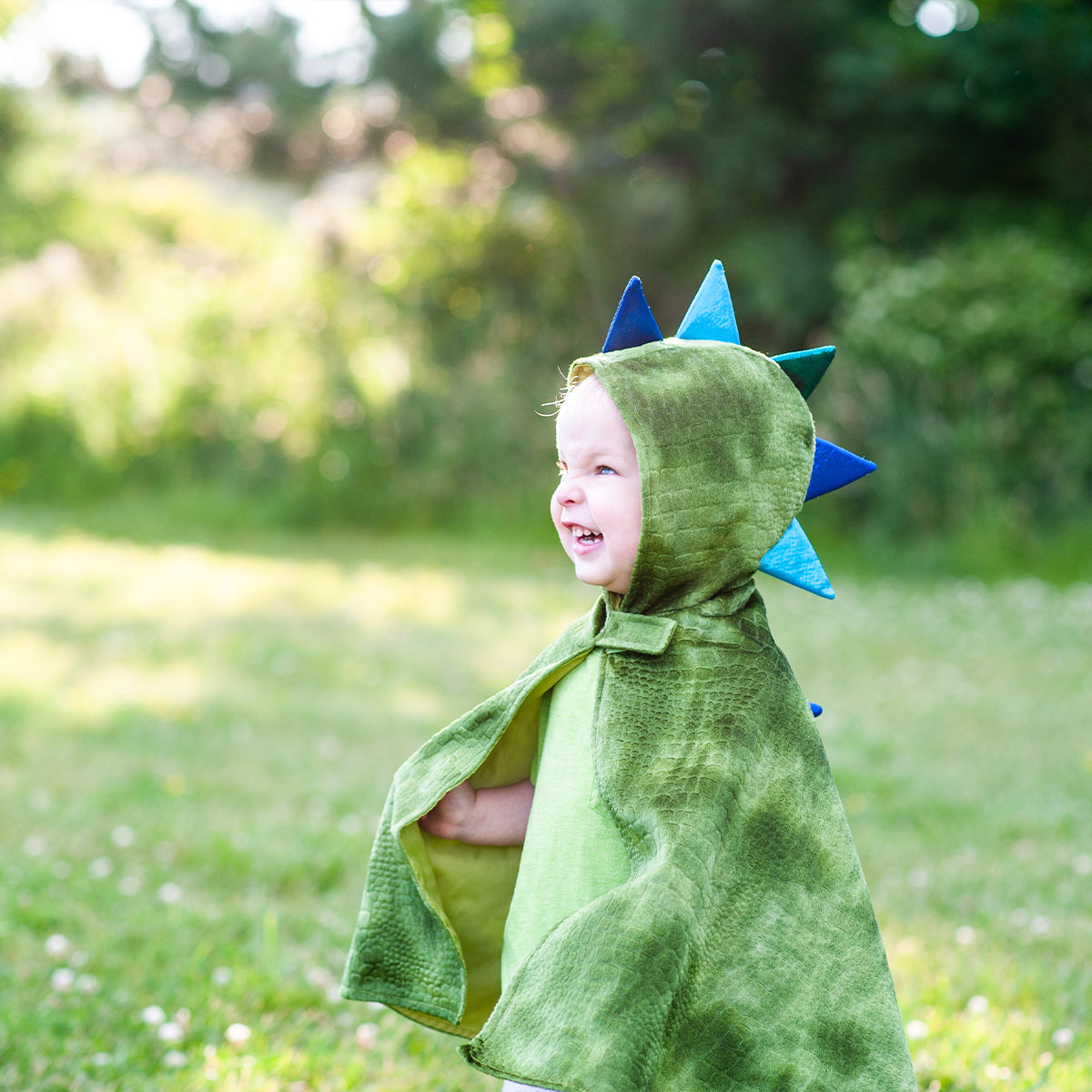 Rawr! Er komt een draak aan! Gelukkig hoeft niemand bang te zijn. Met deze babydraak cape van het merk Great Pretenders ziet je kindje er eigenlijk vooral heel schattig uit. Toch kan je kindje met deze leuke cape helemaal opgaan in zijn of haar fantasie en spannende avonturen beleven als stoere draak! VanZus