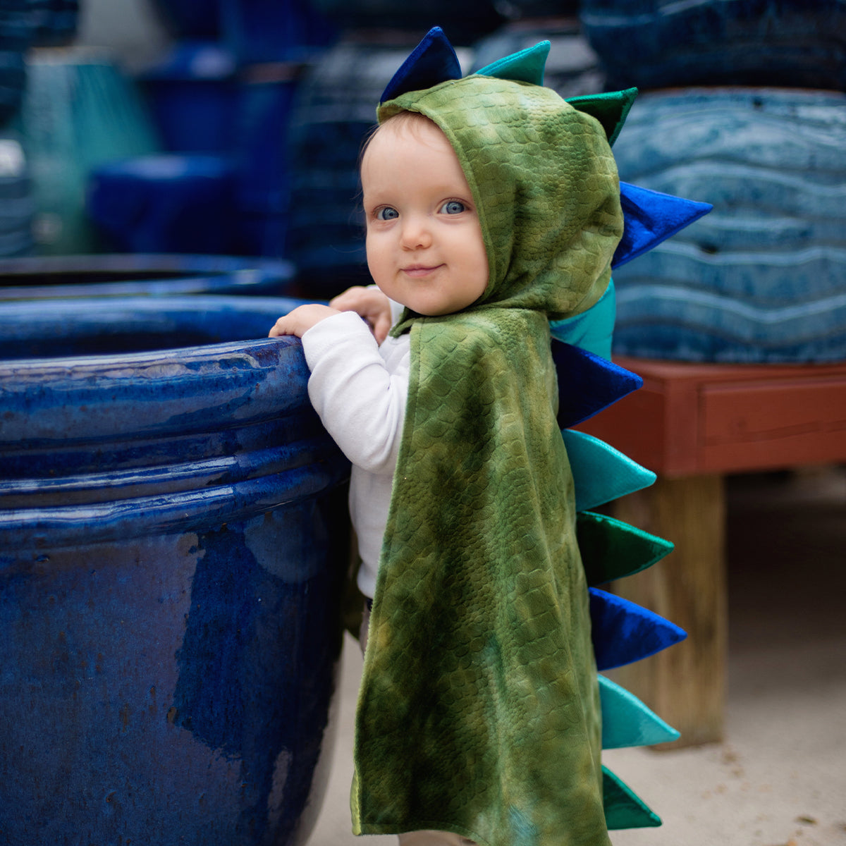 Rawr! Er komt een draak aan! Gelukkig hoeft niemand bang te zijn. Met deze babydraak cape van het merk Great Pretenders ziet je kindje er eigenlijk vooral heel schattig uit. Toch kan je kindje met deze leuke cape helemaal opgaan in zijn of haar fantasie en spannende avonturen beleven als stoere draak! VanZus