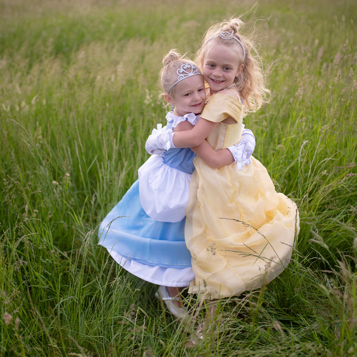 Deze prachtige boutique Assepoester prinsessenjurk van het leuke merk Great Pretenders tovert elke kleine meid om in Assepoester. Zodra je kindje deze mooie blauwe jurk aantrekt, kunnen de koninklijke avonturen als Assepoester beginnen. VanZus