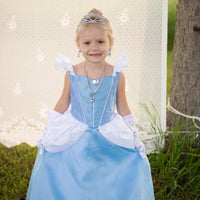 Deze prachtige boutique Assepoester prinsessenjurk van het leuke merk Great Pretenders tovert elke kleine meid om in Assepoester. Zodra je kindje deze mooie blauwe jurk aantrekt, kunnen de koninklijke avonturen als Assepoester beginnen. VanZus