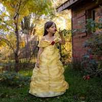 Deze prachtige boutique Belle prinsessenjurk van het leuke merk Great Pretenders tovert elke kleine meid om in Belle van Belle en het Beest. Zodra je kindje deze mooie gele jurk aantrekt, kunnen de koninklijke avonturen als Belle beginnen. VanZus
