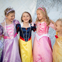 Deze prachtige boutique Rapunzel prinsessenjurk van het leuke merk Great Pretenders tovert elke kleine meid om in Rapuzel. Zodra je kindje deze mooie paarse jurk aantrekt, kunnen de koninklijke avonturen als Rapunzel beginnen. VanZus