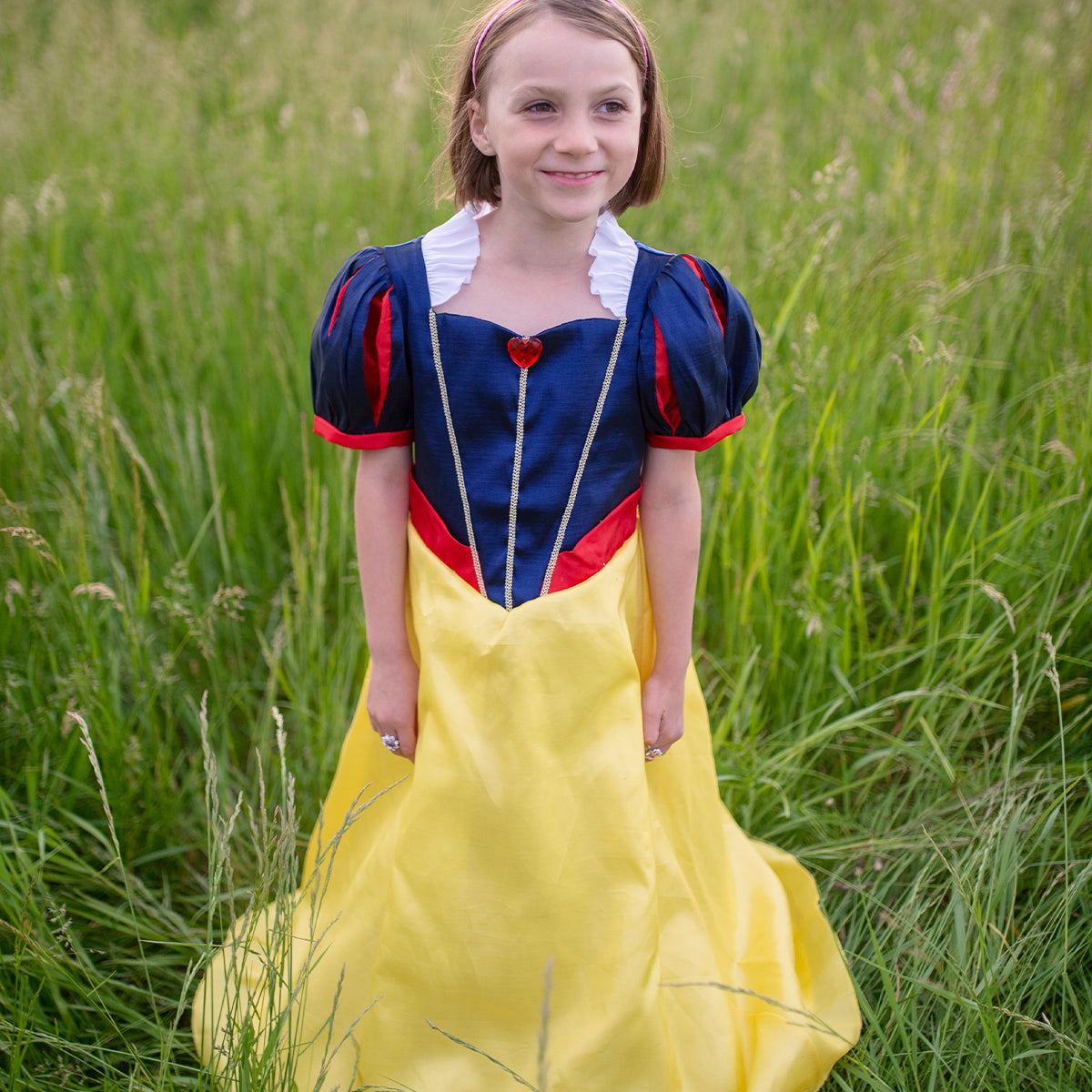 Deze prachtige boutique Sneeuwwitje prinsessenjurk van het leuke merk Great Pretenders tovert elke kleine meid om in de mooie Sneeuwwitje. Zodra je kindje deze mooie blauw-met-gele jurk aantrekt, kunnen de koninklijke avonturen als Sneeuwwitje beginnen. VanZus