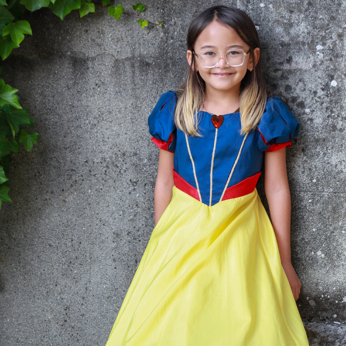 Deze prachtige boutique Sneeuwwitje prinsessenjurk van het leuke merk Great Pretenders tovert elke kleine meid om in de mooie Sneeuwwitje. Zodra je kindje deze mooie blauw-met-gele jurk aantrekt, kunnen de koninklijke avonturen als Sneeuwwitje beginnen. VanZus