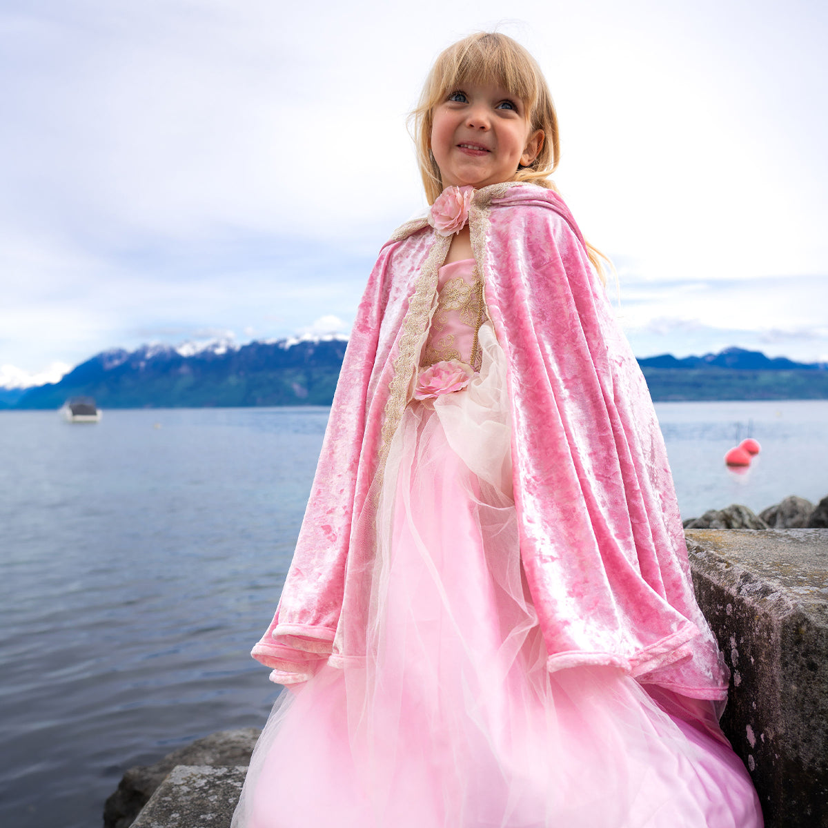 Maak je prinsessenlook helemaal af met deze prachtige deluxe prinsessencape in de kleur pink rose van het merk Great Pretenders. Deze cape is gemaakt van een mooie fluwelen stof en heeft een zachtroze kleur. VanZus