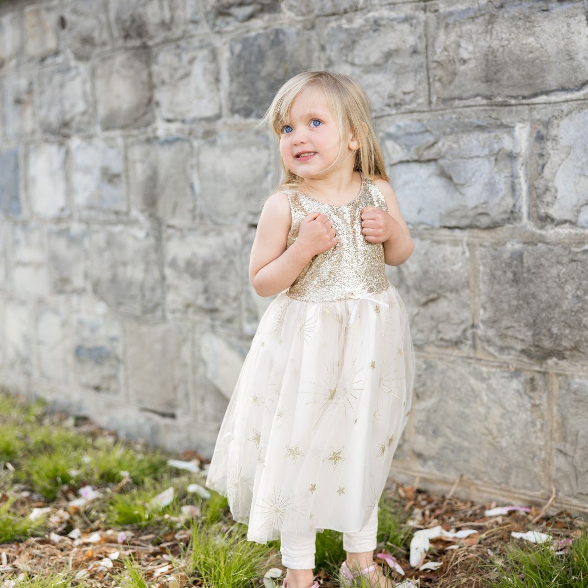 Deze prachtige golden glam prinsessenjurk van het leuke merk Great Pretenders tovert elke kleine meid om in een prachtige prinses. Zodra je kindje deze mooie gouden jurk aantrekt, kunnen de koninklijke avonturen als mooie prinses beginnen. VanZus