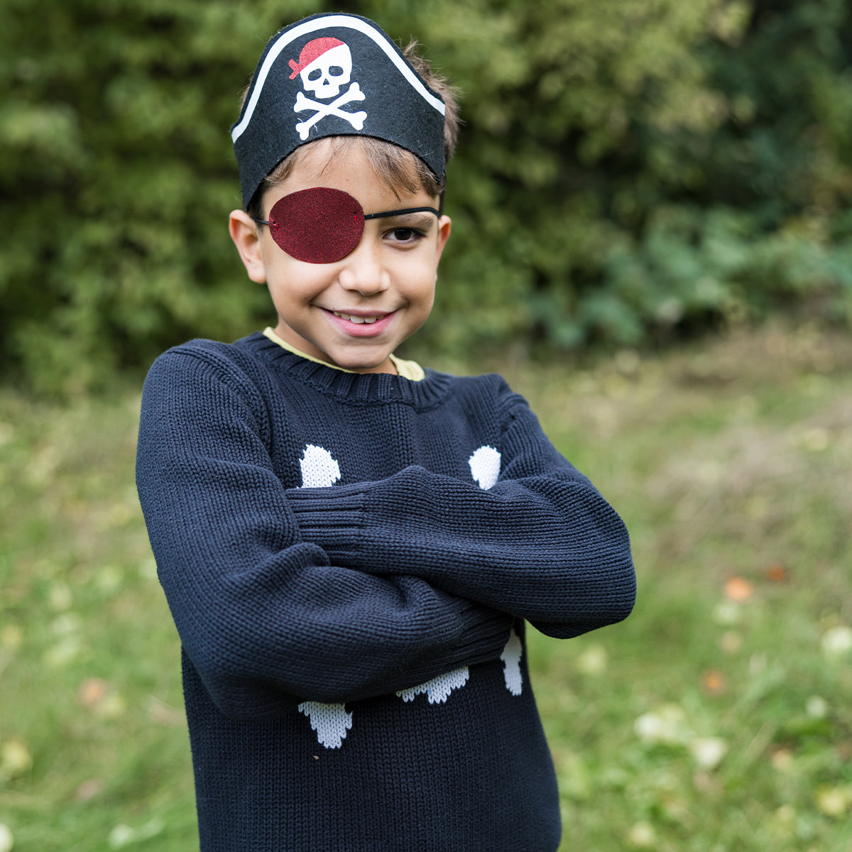 Stap in de wereld van stoere piraten en verken de zeven zeeën met deze piratenhoed hoofdband met ooglapje van het merk Great Pretenders! Deze avontuurlijke accessoires laten de verbeelding van je kindje tot leven komen terwijl hij of zij zichzelf omtovert tot een stoere piraat. VanZus