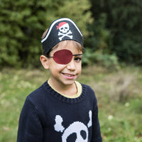 Stap in de wereld van stoere piraten en verken de zeven zeeën met deze piratenhoed hoofdband met ooglapje van het merk Great Pretenders! Deze avontuurlijke accessoires laten de verbeelding van je kindje tot leven komen terwijl hij of zij zichzelf omtovert tot een stoere piraat. VanZus