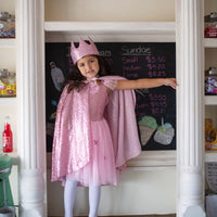 Maak je outfit als mooie prinses helemaal af met deze prachtige precious pink pailetten cape van het merk Great Pretenders. Met deze mooie cape om val je op en krijgt je outfit een koninklijke flair. VanZus