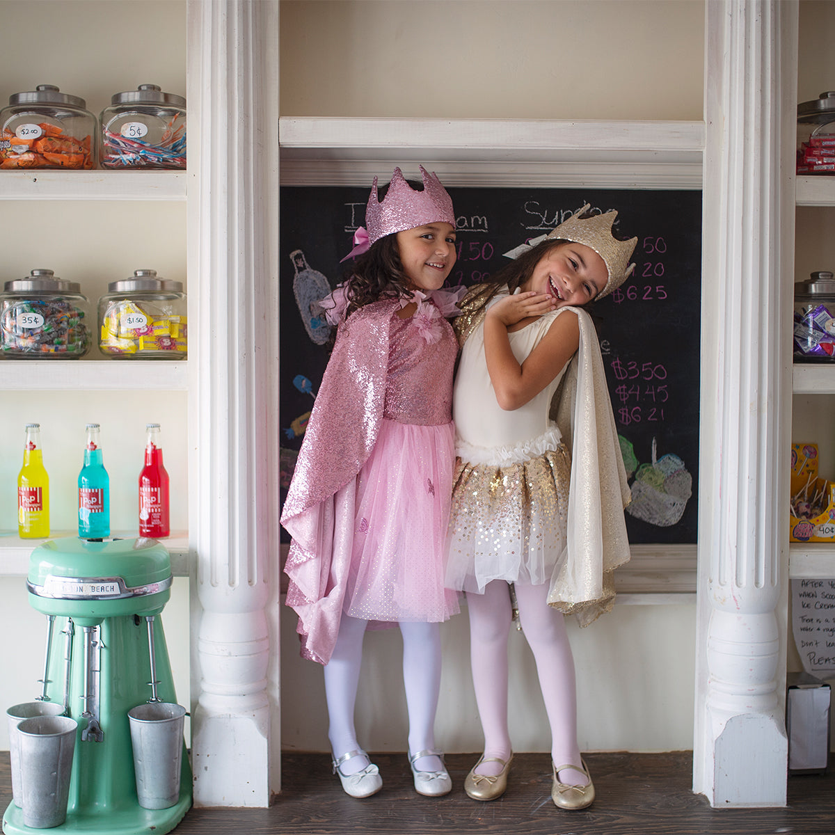 Maak je outfit als mooie prinses helemaal af met deze prachtige precious pink pailetten cape van het merk Great Pretenders. Met deze mooie cape om val je op en krijgt je outfit een koninklijke flair. VanZus