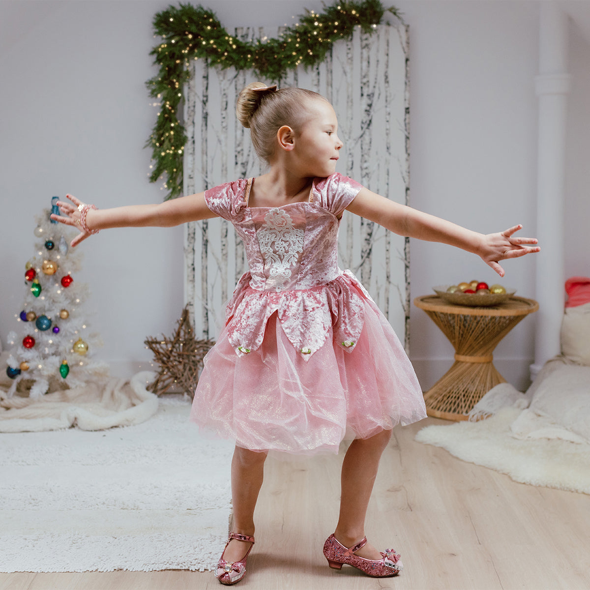 Dans zoals een echte ballerina in deze prachtiege prima ballerna jurk in de kleur dusty rose van het merk Great Pretenders. Is jouw kindje een echte danseres? Dan is deze ballerina jurk natuurlijk een must have! VanZus