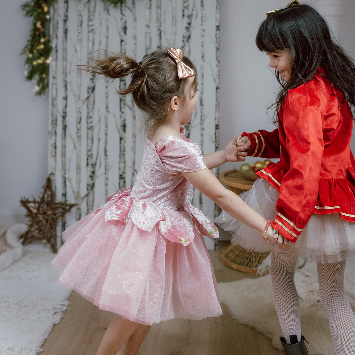 Dans zoals een echte ballerina in deze prachtiege prima ballerna jurk in de kleur dusty rose van het merk Great Pretenders. Is jouw kindje een echte danseres? Dan is deze ballerina jurk natuurlijk een must have! VanZus