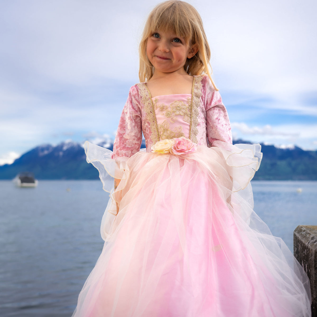 Betreed het koninklijke rijk boordevol fantasie met deze prachtige pink rose prinsessenjurk van het merk Great Pretenders. Met deze jurk aan voelt echt meisje zich een prachtige prinses! Deze mooie jurk heeft een roze kleur en glanst en glittert wanneer je er in ronddraait. VanZus