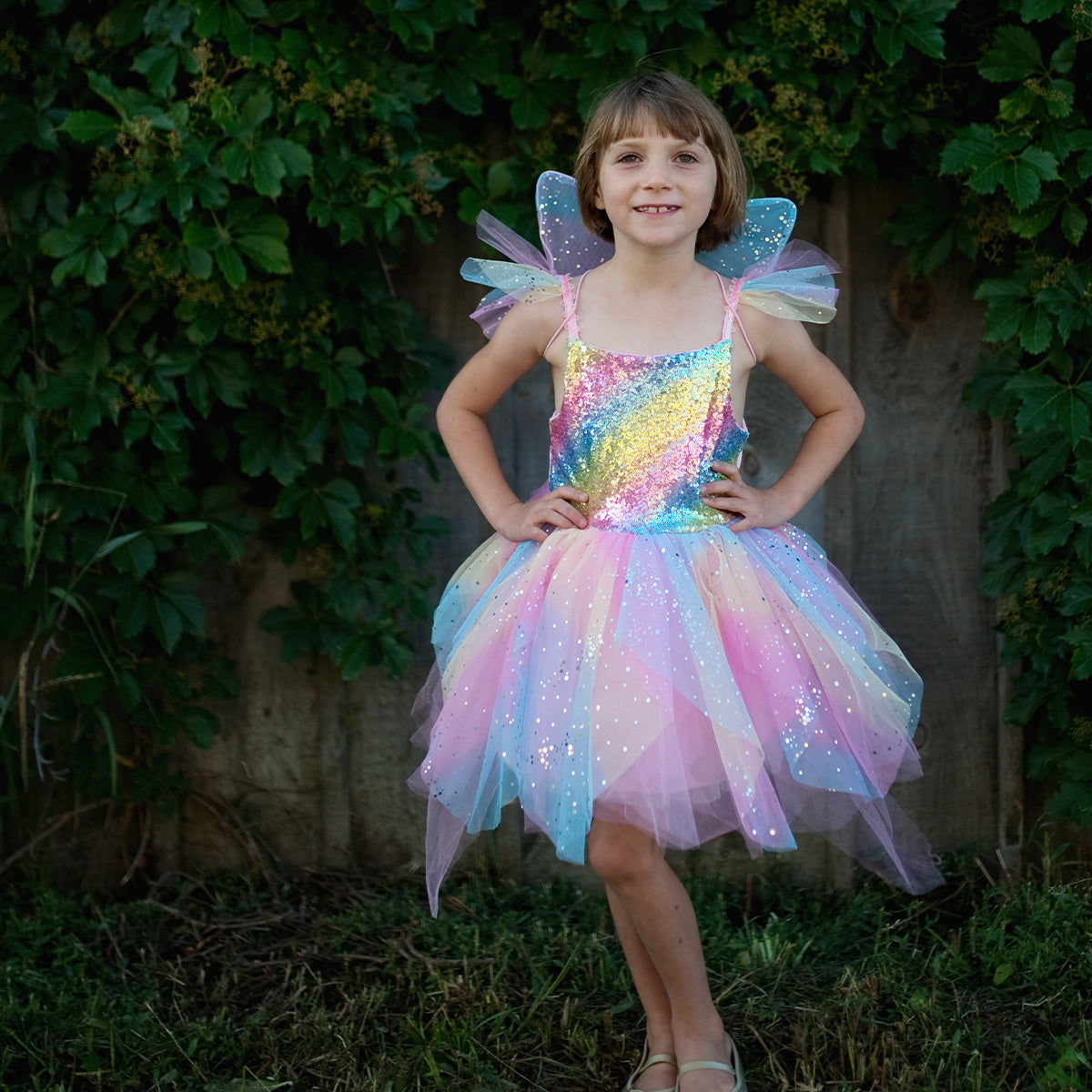Verzamel je feeënstof en maak je vleugels klaar voor magische avonturen met deze schattige regenboogfee jurk van het merk Great Pretenders. Dit jurkje is ideaal voor elk meisje dat graag in een prachtige fee verandert. VanZus