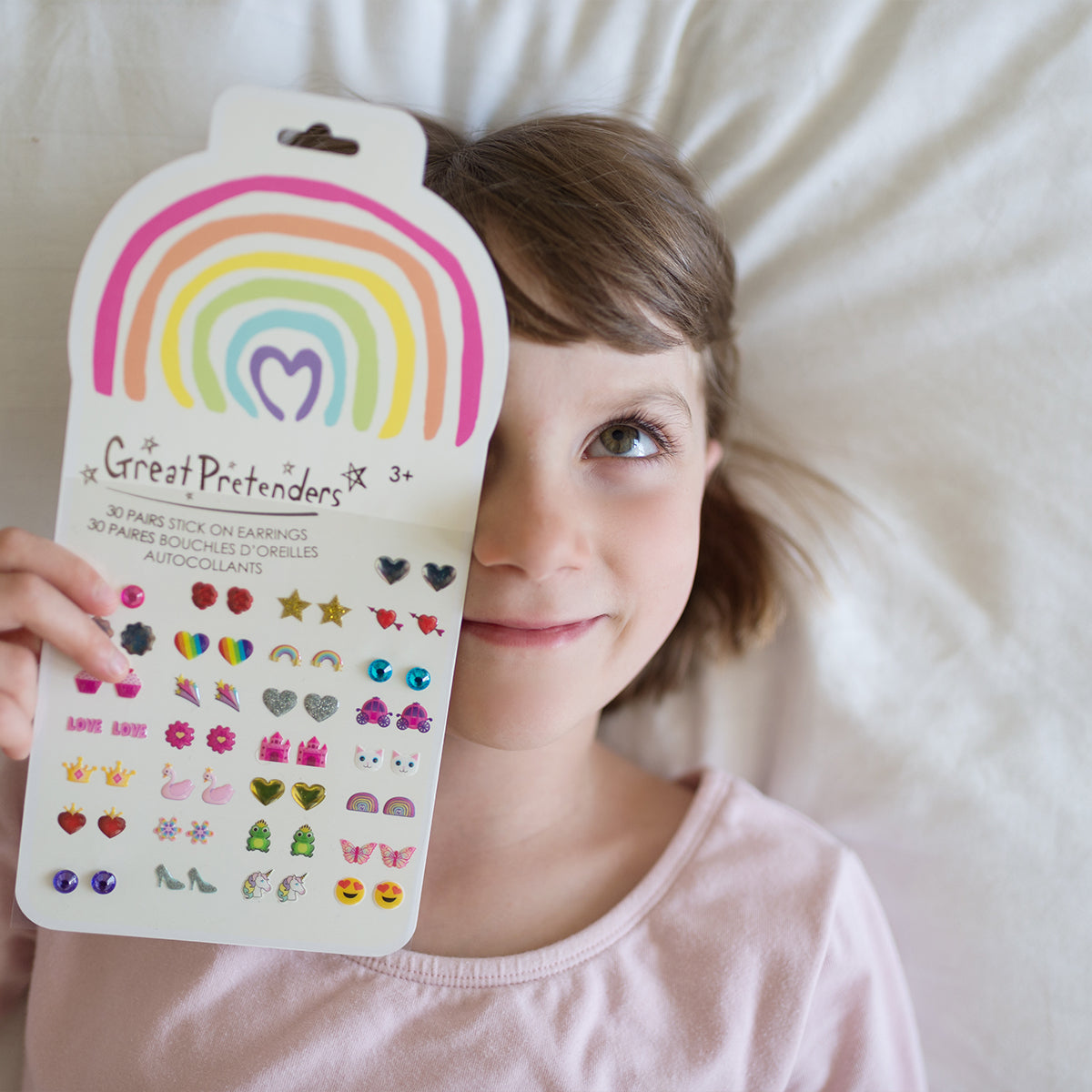 Maak de outfits van je kleintje extra vrolijk met deze schattige regenboog love plakoorbellen van het merk Great Pretenders. Heeft je kindje geen oorgaatjes? Geen probleem! Deze schattige stickers plak je zo op, waardoor het lijkt alsof je kindje oorbellen draagt! VanZus