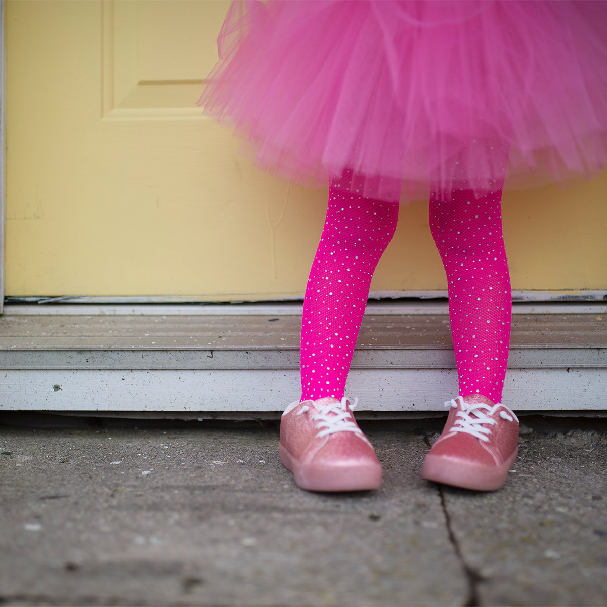 Fashionista's opgelet! Maak van elke outfit een feestje met deze strass panty in hot pink van het toffe merk Great Pretenders! Deze opvallende panty is versierd met strass steentjes. Super fabulous! VanZus