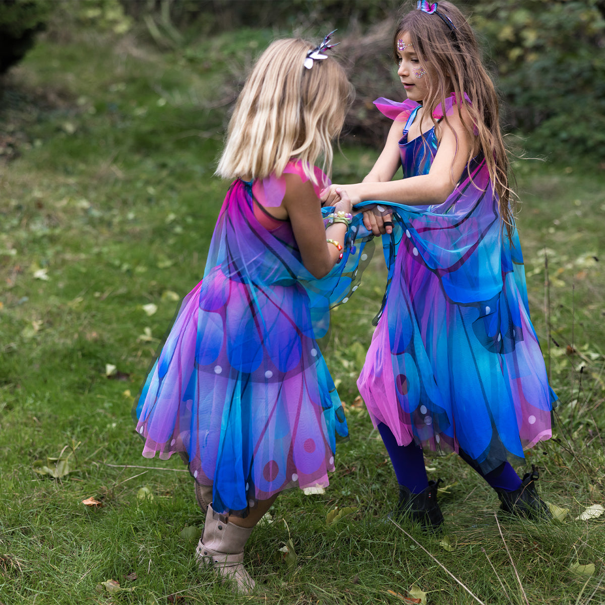 Laat je kind stralen in deze te schattige vlinder jurk met vleugels en hoofdband in blue/purple van het merk Great Pretenders! Deze betoverende verkleedset is perfect voor kleine elfjes en meisjes die gek zijn op vlinders! De prachtige jurk heeft een mooi ombre patroon van blauw en paars. 