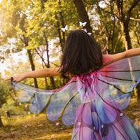 Laat je kind stralen in deze te schattige vlinder jurk met vleugels en hoofdband in blue/purple van het merk Great Pretenders! Deze betoverende verkleedset is perfect voor kleine elfjes en meisjes die gek zijn op vlinders! De prachtige jurk heeft een mooi ombre patroon van blauw en paars. 