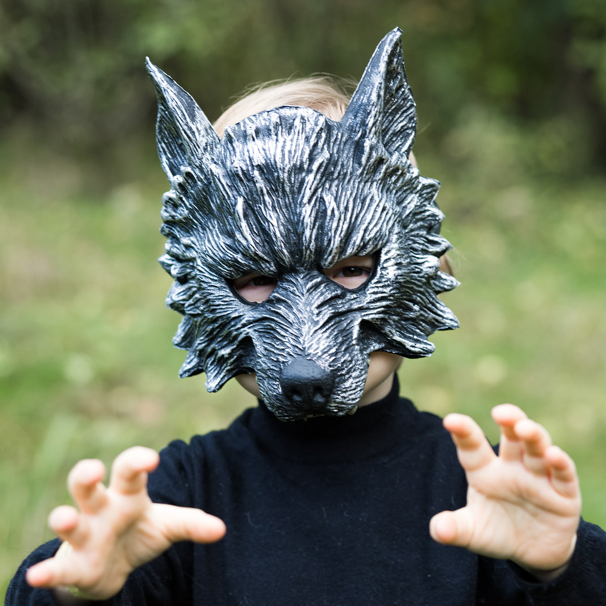 Laat je kleintje transformeren in een woeste weerwolf met dit toffe weerwolf masker van het merk Great Pretenders. Dit indrukwekkende masker is perfect voor kinderen die graag opgaan in fantasierijk spel of fan zijn van stoere weerwolven. Want wat is er leuker dan zelf in de huid van een wolf kruipen? VanZus