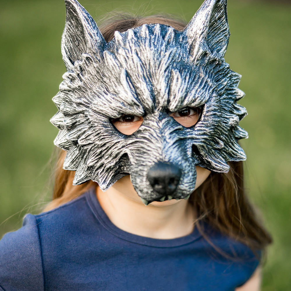 Laat je kleintje transformeren in een woeste weerwolf met dit toffe weerwolf masker van het merk Great Pretenders. Dit indrukwekkende masker is perfect voor kinderen die graag opgaan in fantasierijk spel of fan zijn van stoere weerwolven. Want wat is er leuker dan zelf in de huid van een wolf kruipen? VanZus