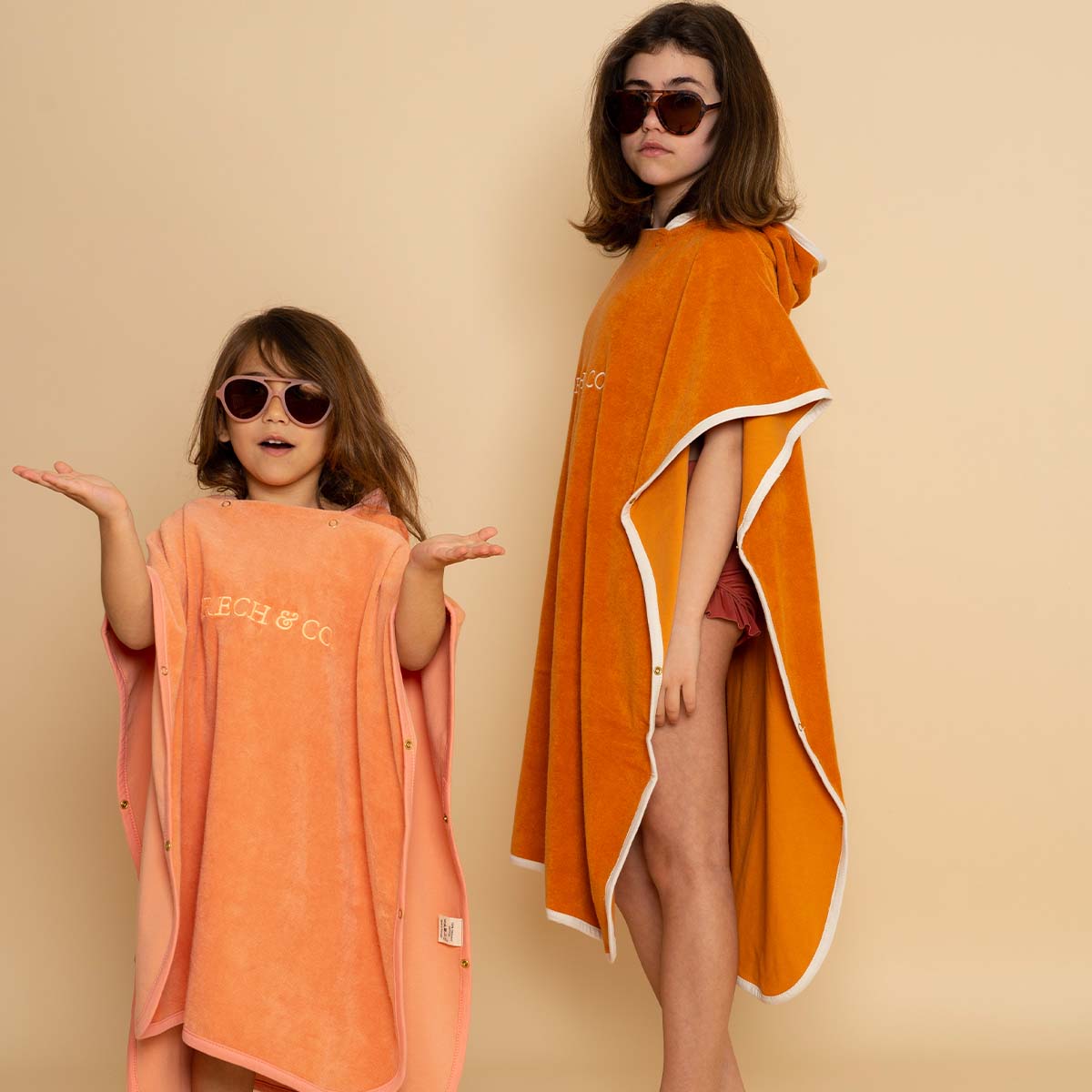 Na het badje, strand of zwembad pak je je kindje heerlijk warm in met de badponcho coral rouge van Grech & Co. Opdrogen, warm worden en comfortabel zijn. De badcape heeft een capuchon en drukknoopjes. VanZus