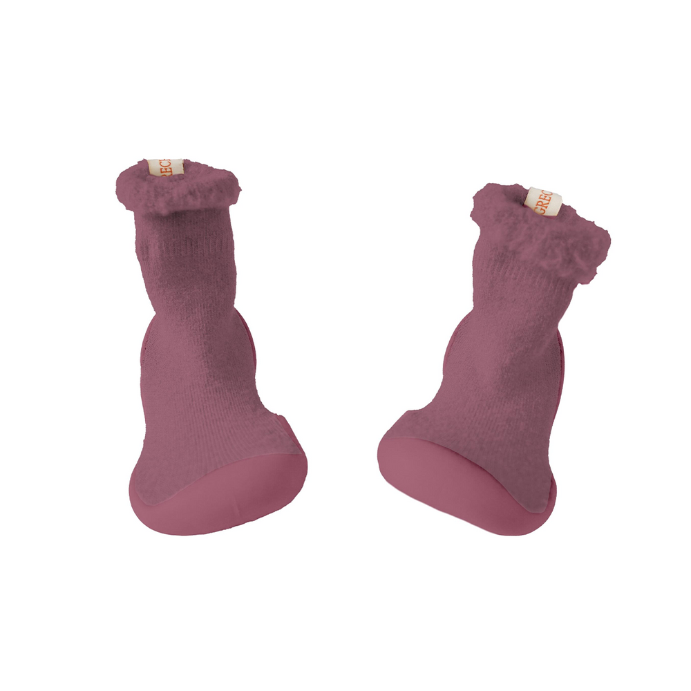 Met de leuke soksloffen van Grech & Co. in de kleur Heather Rose heb je de warmte en zachtheid van sokken, maar de stevigheid en grip van een paar schoenen. Ideaal voor jouw kindje op binnenshuis te dragen! 