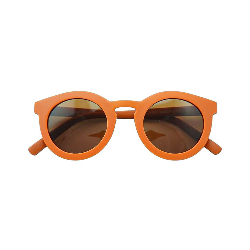 De Grech & co. zonnebril classic buigbaar baby in de kleur ember is speciaal ontworpen voor baby’s en peuters die willen matchen met hun mama. De zonnebril is namelijk ook beschikbaar voor moeders en kinderen! VanZus