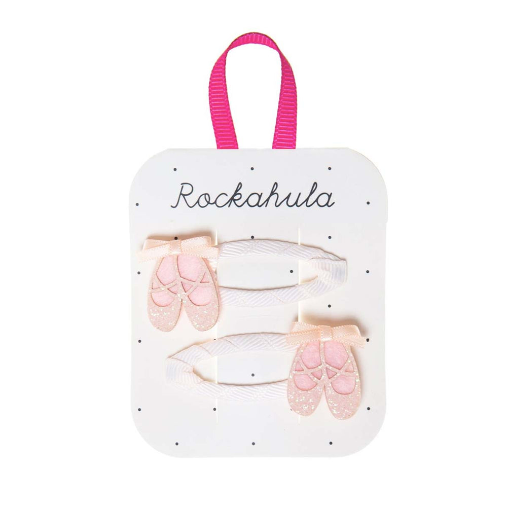 Voor echte ballerina’s: Rockahula’s ballet shoes speldjes! De set bestaat uit 2 speldjes, omwikkeld met wit grosgrain lint met lieve schitterende balletschoentjes en strikjes. VanZus