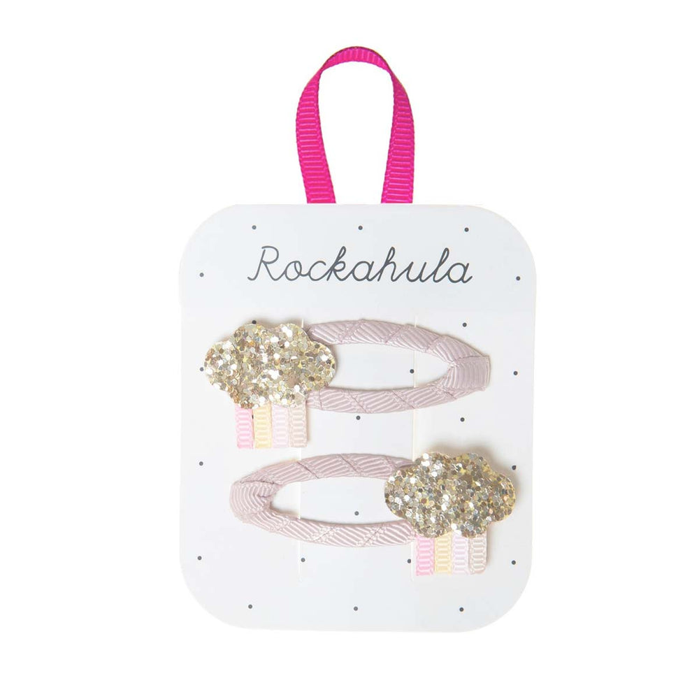 Kijk hoe schattig de rainy cloud speldjes van Rockahula zijn! De set bestaat uit 2 speldjes, versierd met roze grosgrain lint en glitter regenwolkjes met pastel lintjes. Ook leuk als cadeau. VanZus