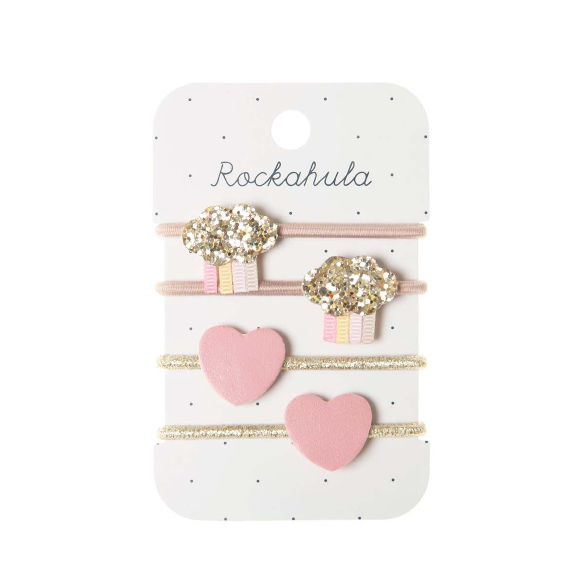 Cuteness overload met Rockahula’s  rainy cloud elastiekjes! De set bestaat uit 4 elastieken in verschillende kleuren en versieringen: gouden glitter wolkjes en roze hartjes. Handig en hip! VanZus