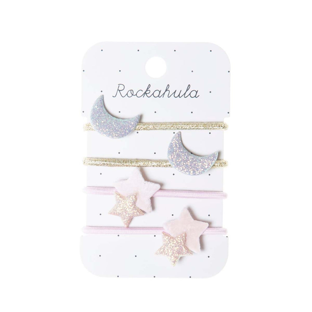 Cuteness overload met Rockahula’s moon and star elastiekjes! De set bestaat uit 4 elastieken in verschillende kleuren en versieringen: glitter maan en glitter sterren. Handig en hip! VanZus