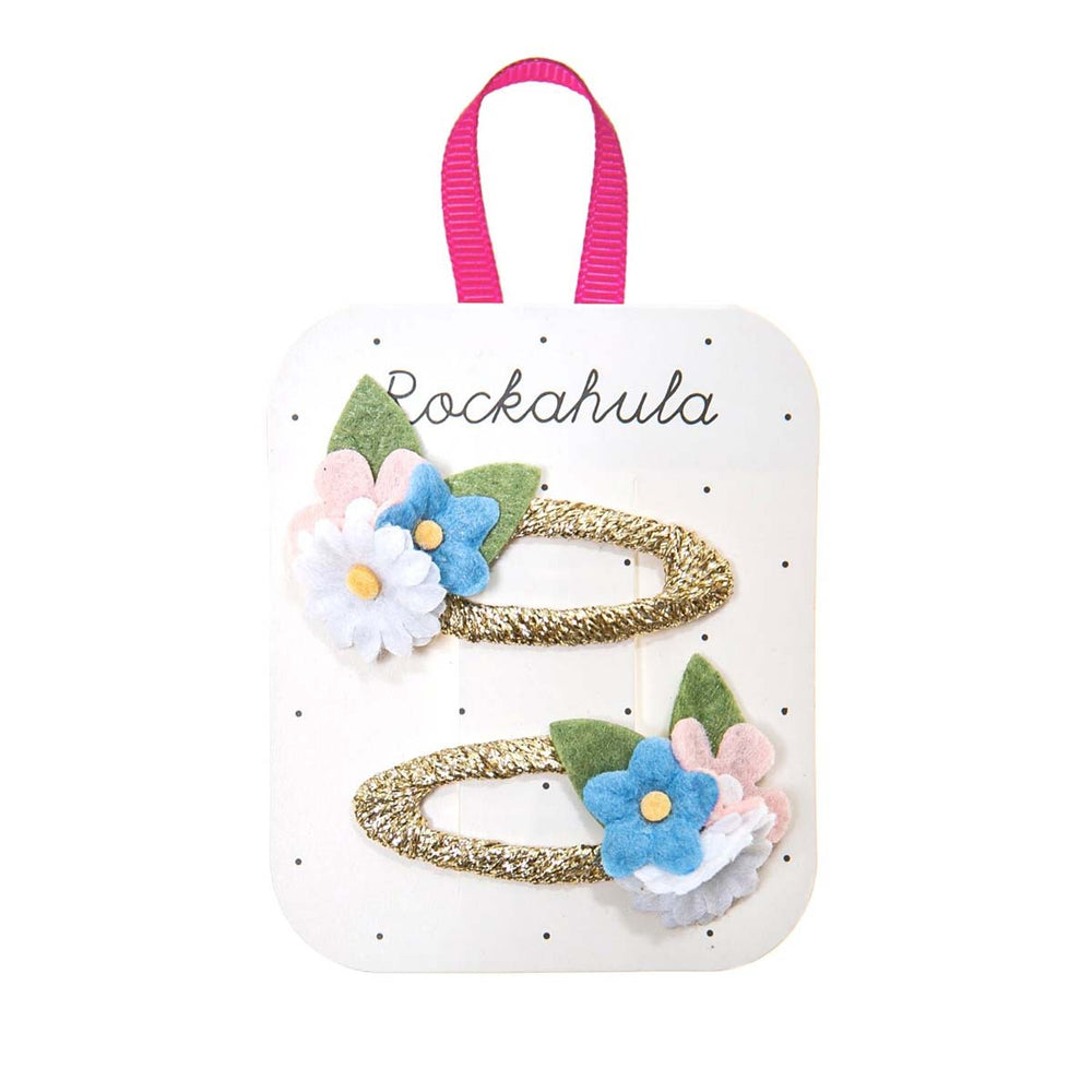 Cuteness overload met Rockahula’s meadow flower speldjes! De set bestaat uit 2 speldjes, omwikkeld met grosgrain lint en versierd met vrolijke gekleurde bloemen hartjes. Superleuk voor bruidsmeisjes of als cadeau. VanZus