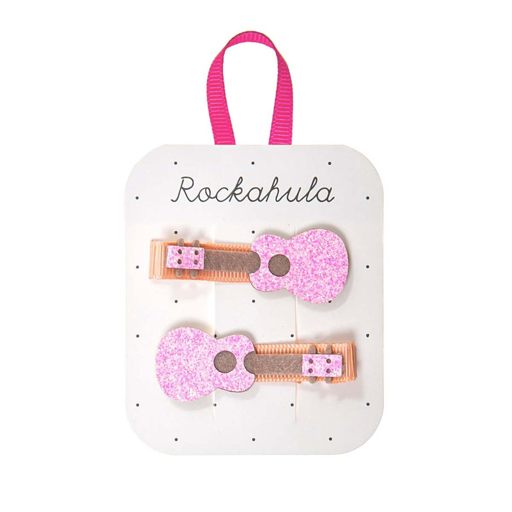 Ready to Rock and Roll? Succes verzekerd met Rockahula’s guitar speldjes! De set bestaat uit 2 speldjes, omwikkeld met grosgrain lint en versierd met lieve schitterende roze gitaren. Handig en hip! VanZus