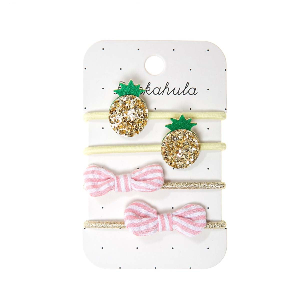 Een tropische toevoeging met Rockahula’s pinapple elastiekjes! De set bestaat uit 4 elastieken in verschillende kleuren en versieringen: glitter ananassen en roze met wit gestreepte strikjes. Handig en hip! VanZus